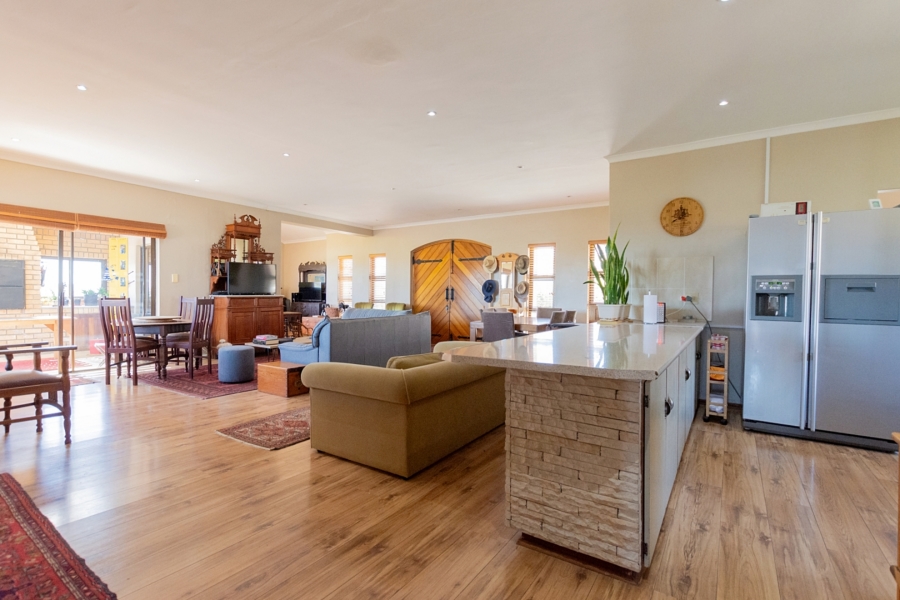 6 Bedroom Property for Sale in Middedorp Western Cape